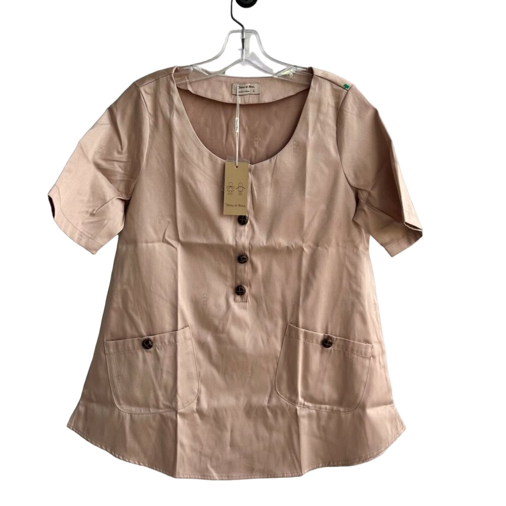 Mina et Bina  blouse beige short sleeves, a scoop neckline, two patch pockets